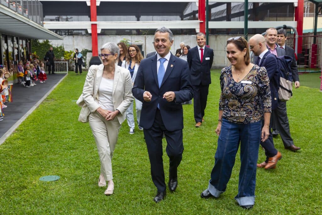 Bundesrat Cassis besucht Schweizerschule in Lima, Peru