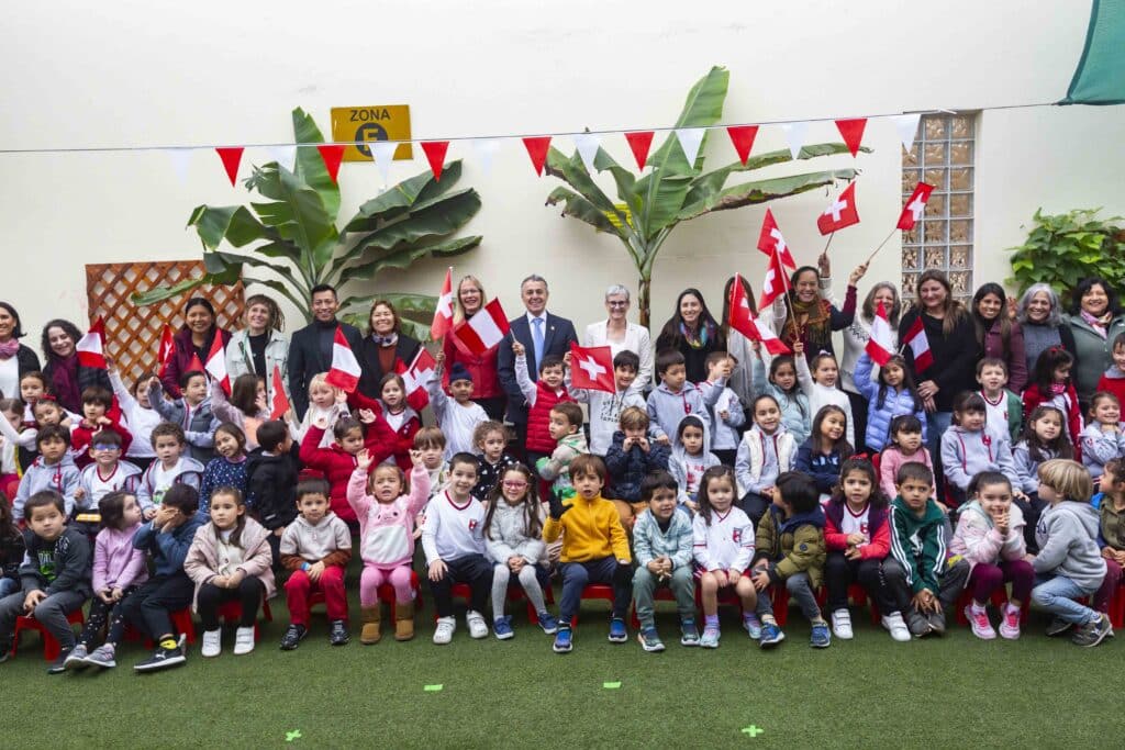 Bundesrat Cassis besucht die Schweizerschule in Lima