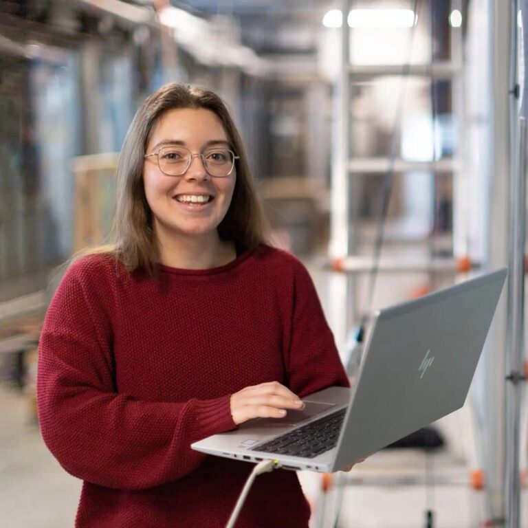 Sara Alouini, une Suissesse de l'étranger, a appris l'électronique en Suisse