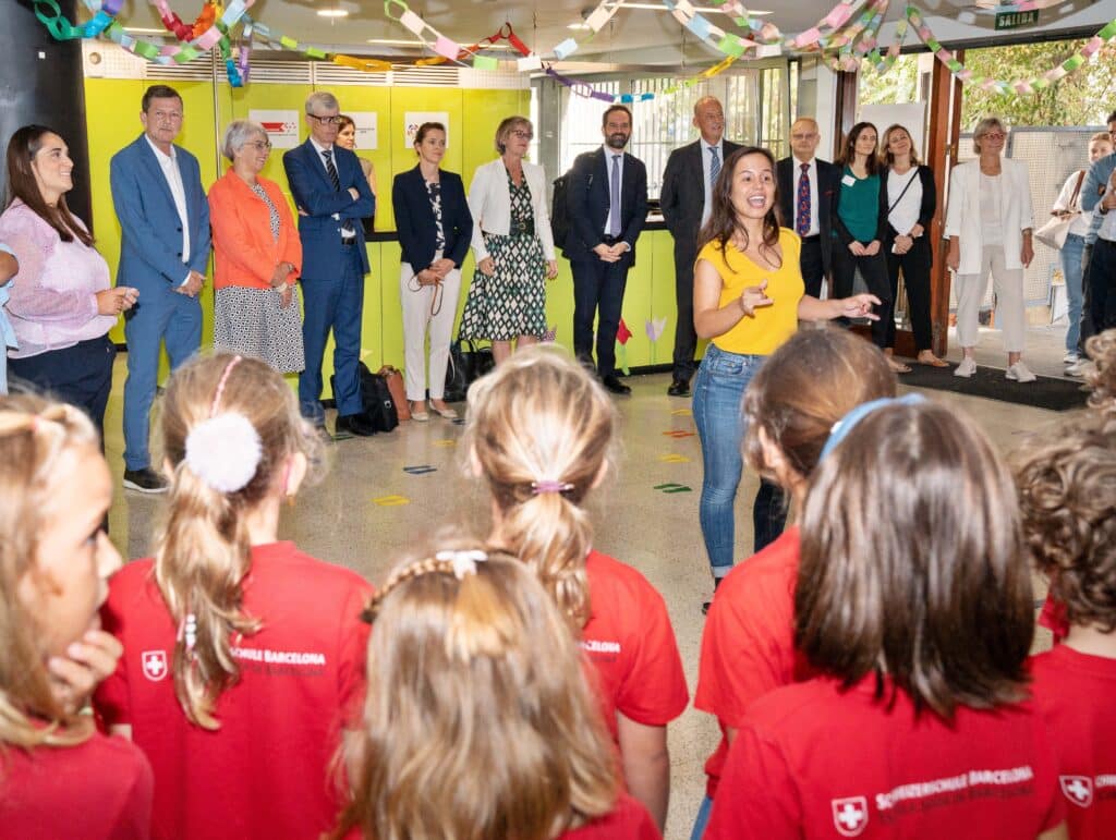 Bundesraetin Élisabeth Baume-Schneider besucht die Schweizerschule Barcelona