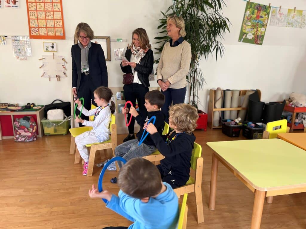 Carine Bachmann (à gauche), Fiona Häusler (au centre) et Elena Legler (à droite) lors d'une visite de l'école