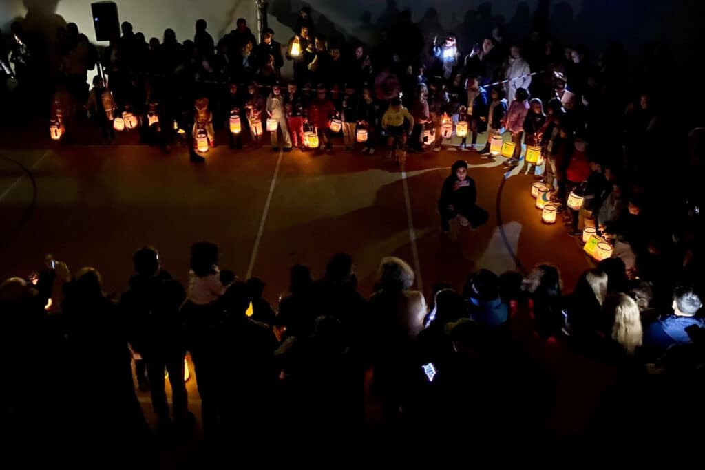 Singen am Laternenfest des Schweizerschule in Barcelona