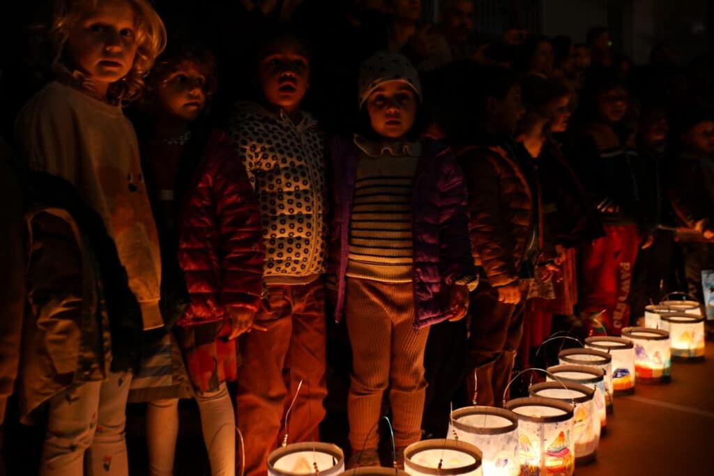 Singen am Laternenfest des Schweizerschule in Barcelona