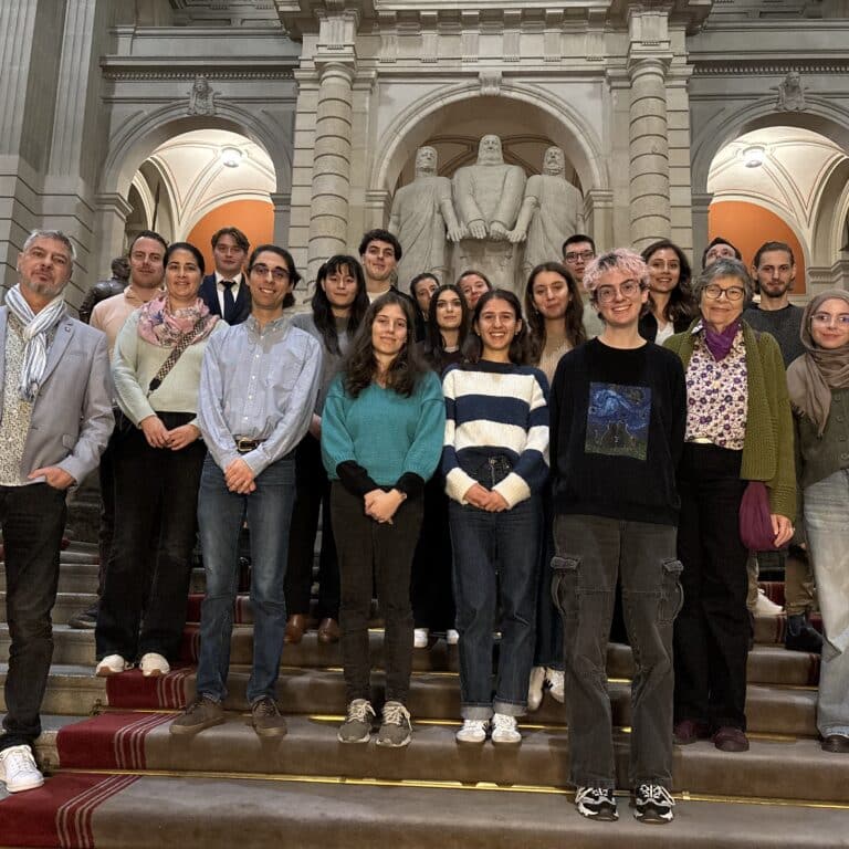 Junge Auslandschweizer:innen besuchen das Bundeshaus in Bern