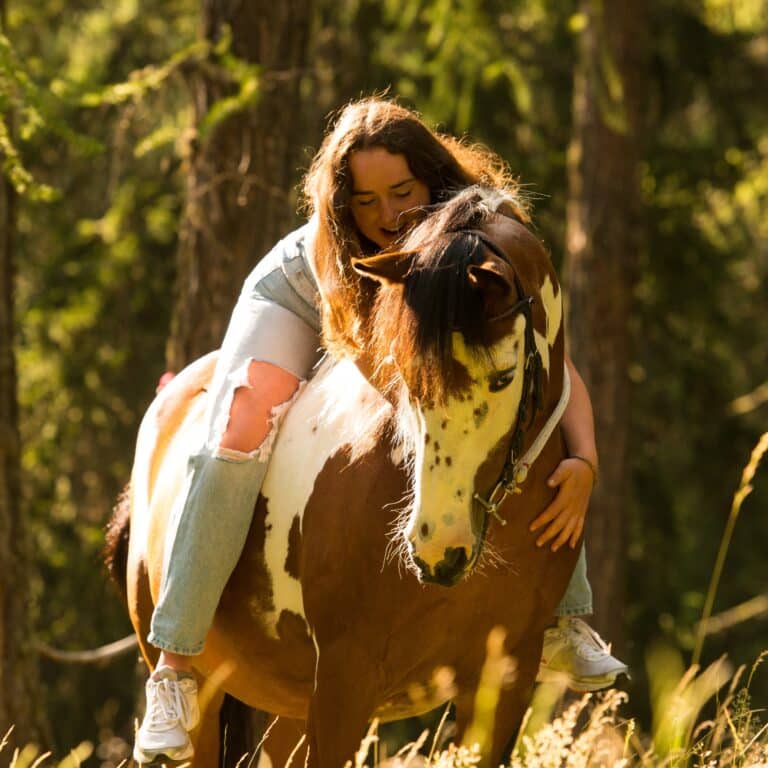 Pferdefachfrau Nora Schlatter kam für die Ausbildung aus Italien in die Schweiz
