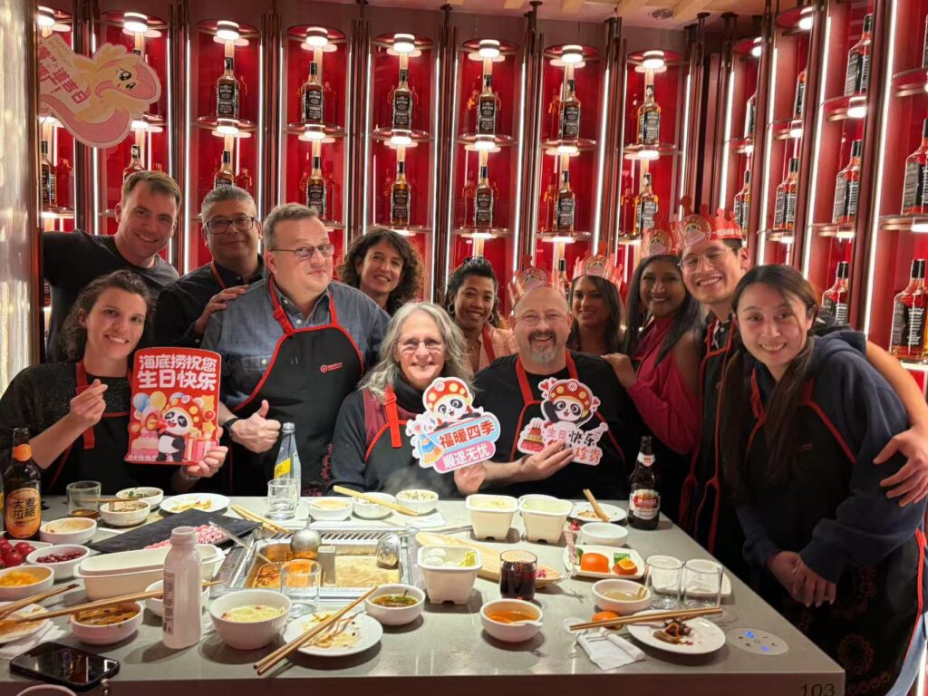 Ramona Rüegsegger (5. von links) feiert mit anderen Lehrpersonen den Geburtstag einer Kollegin.