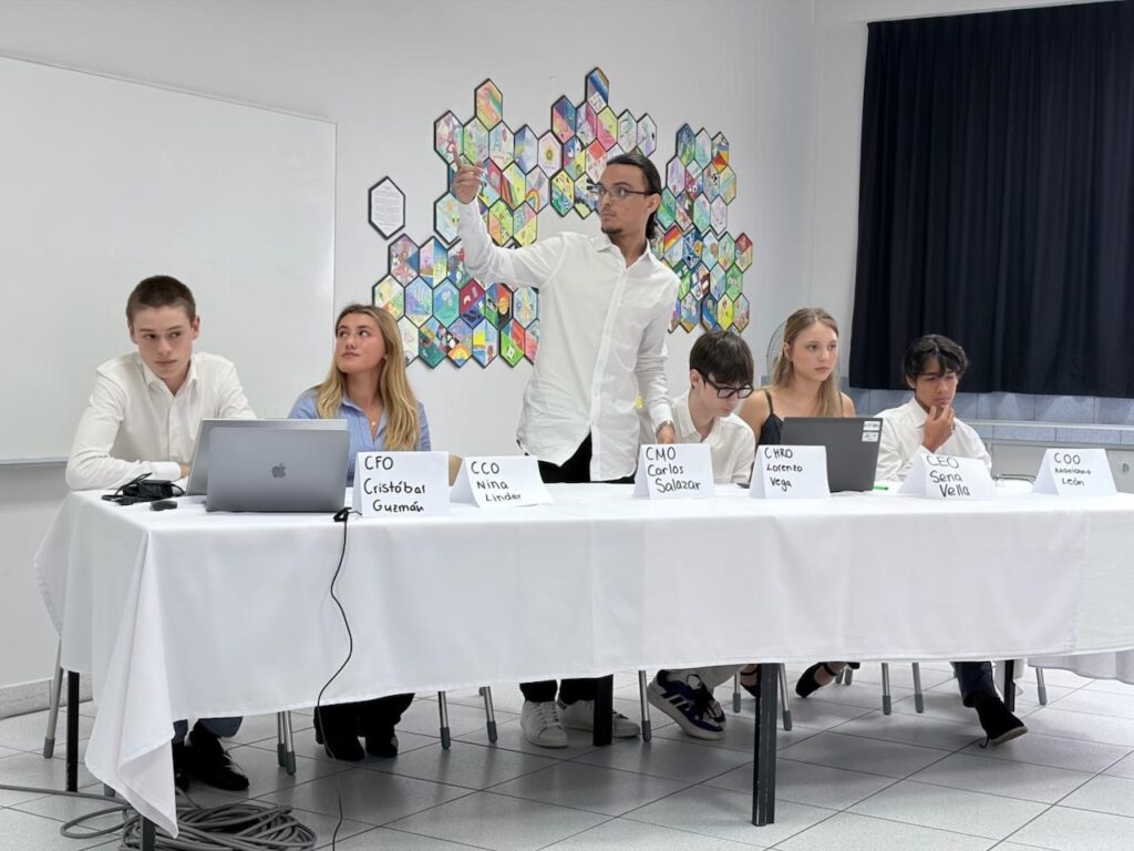 Die Schüler:innen präsentieren ihr Produkt.