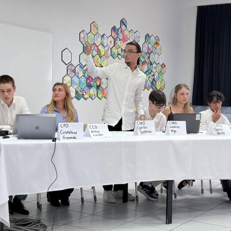Die Schüler:innen präsentieren ihr Produkt.